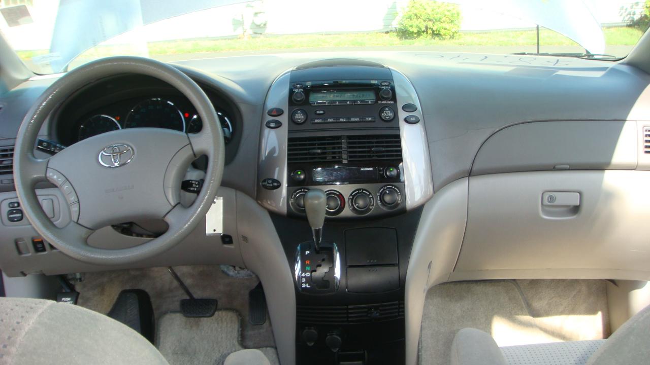 Toyota Sienna LE 2006
