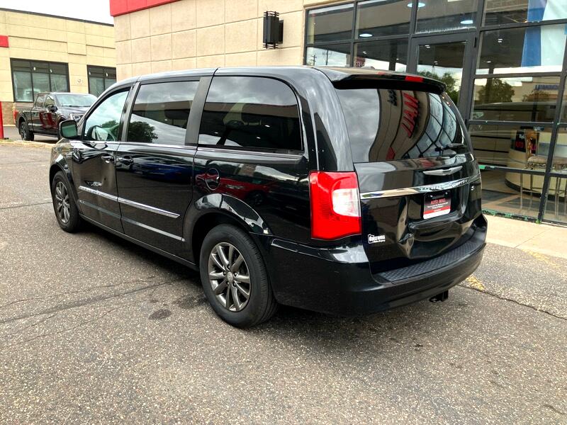 2014 Chrysler Town & Country S photo 3