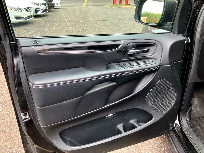 2014 Chrysler Town & Country S photo 4