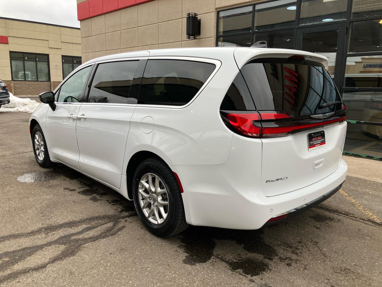 Chrysler Pacifica Touring L 2024