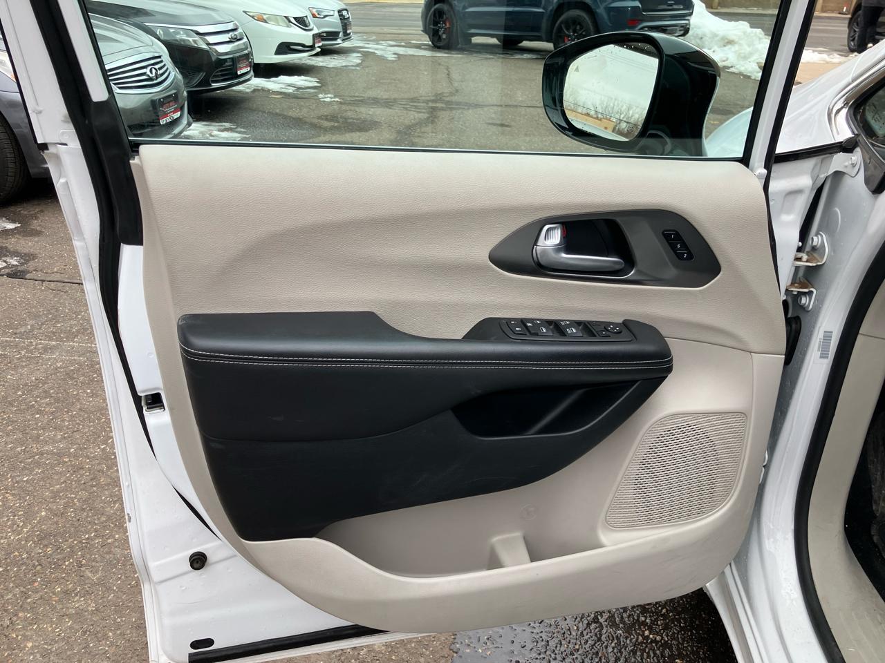 Chrysler Pacifica Touring L 2024