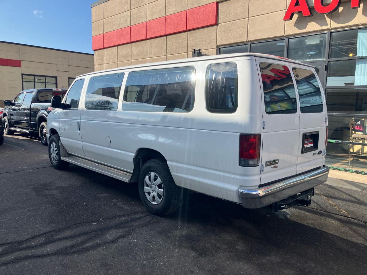Ford Econoline E-350 XLT Super Duty Extended 2012
