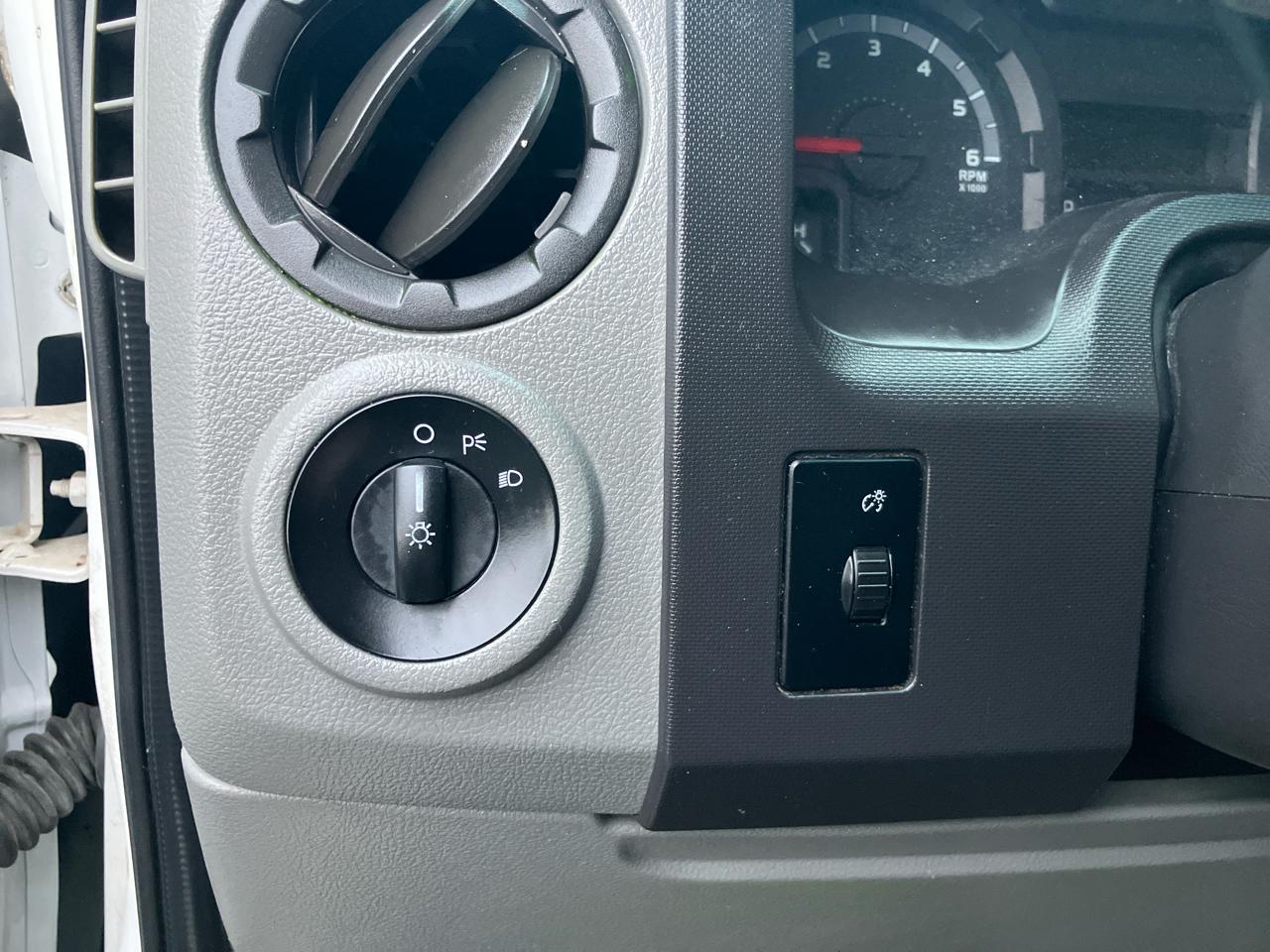 Ford Econoline E-350 XLT Super Duty Extended 2012