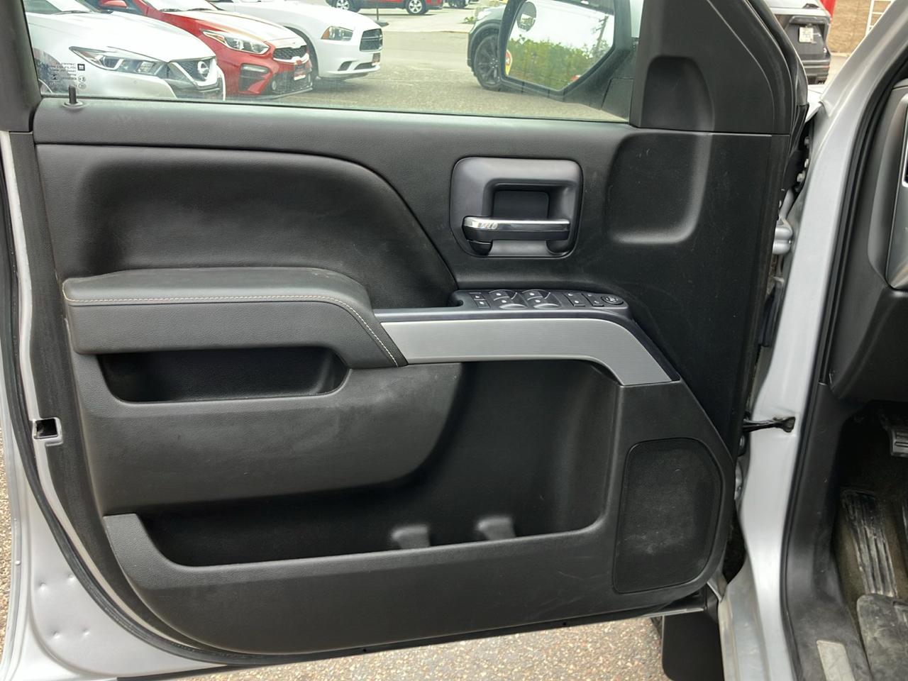 Chevrolet Silverado 1500 4WD Crew Cab 143.5" LT w/2LT 2015