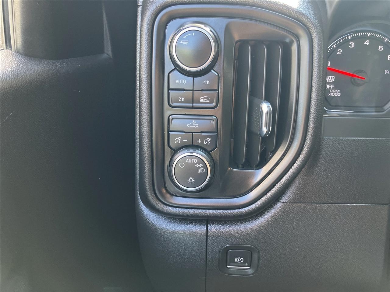 Chevrolet Silverado 1500 4WD Crew Cab 147" Custom 2023