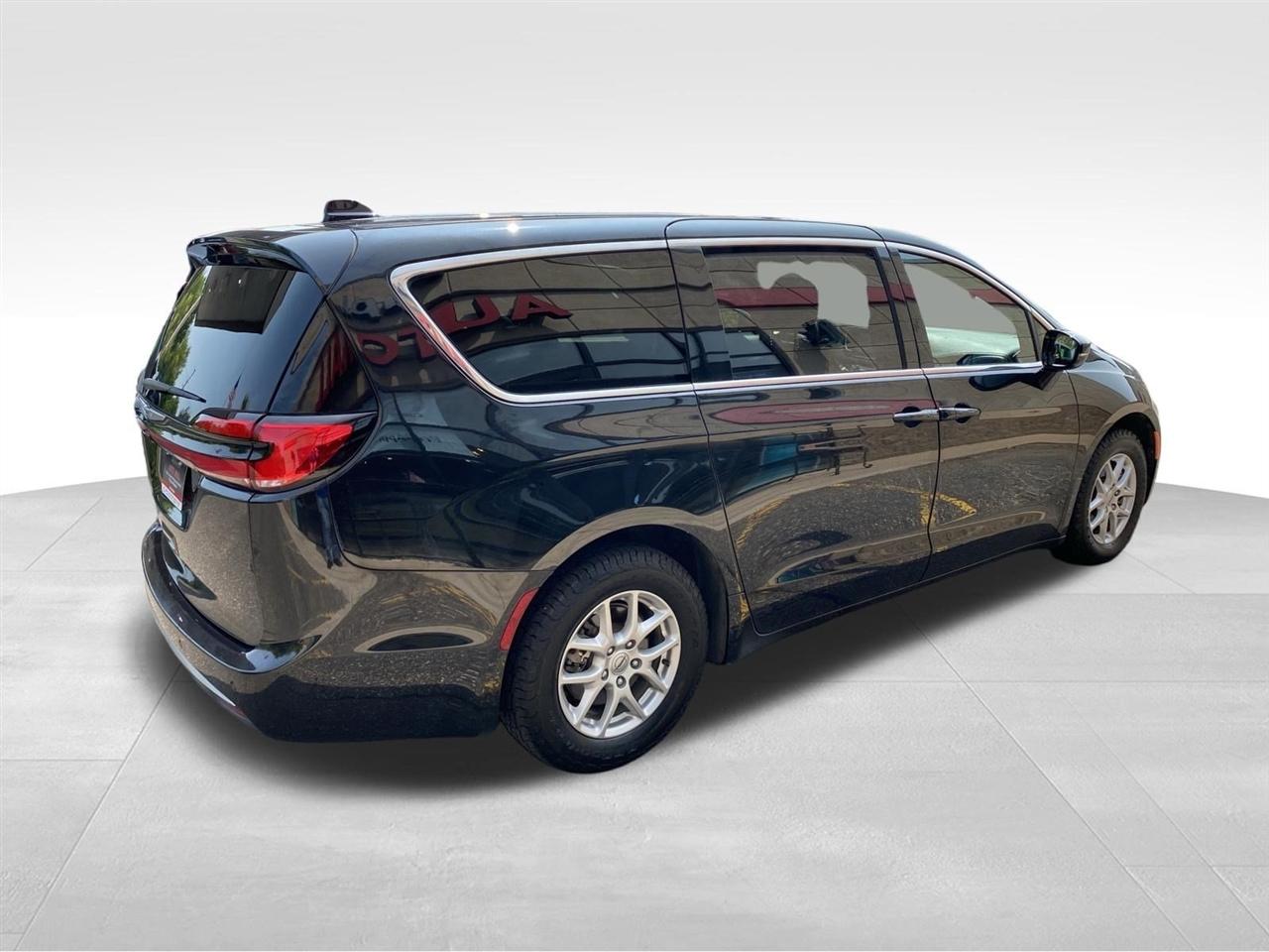 Chrysler Pacifica Touring FWD 2024