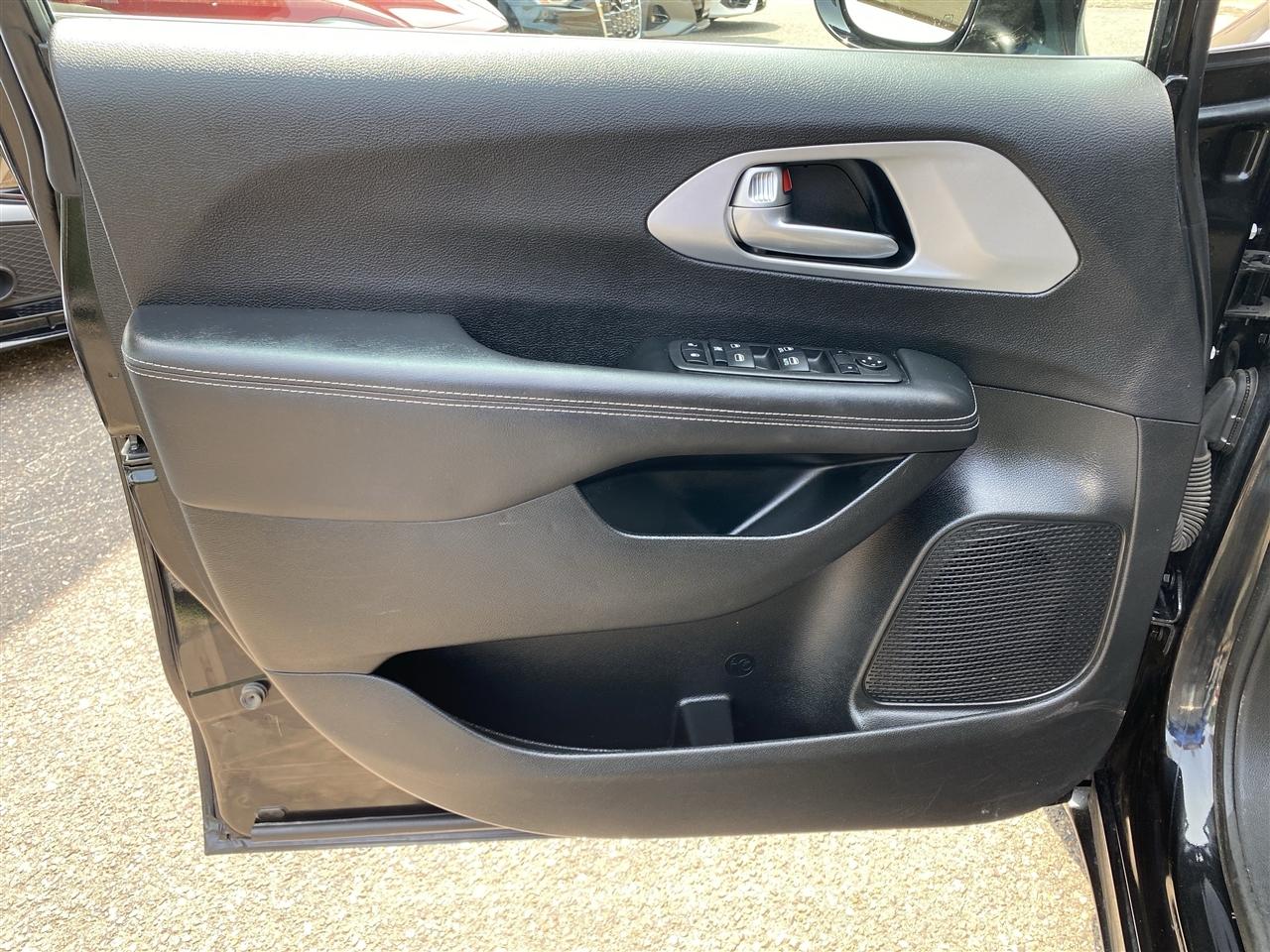 Chrysler Pacifica Touring FWD 2024