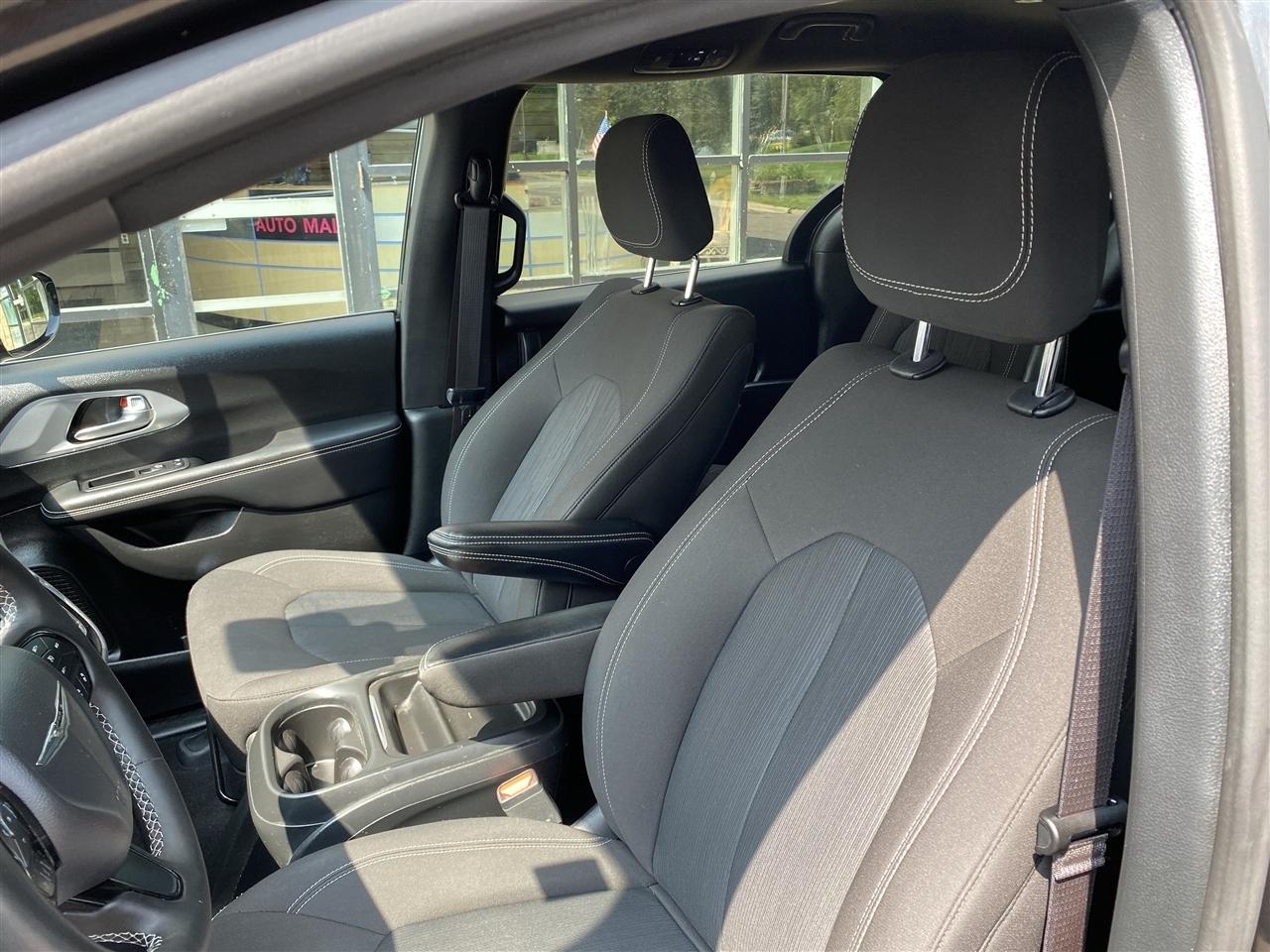 Chrysler Pacifica Touring FWD 2024