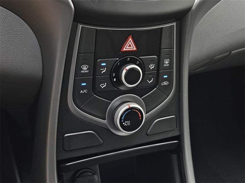 Hyundai Elantra SE 6AT 2016