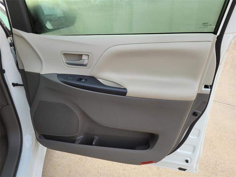 Toyota Sienna LE 8-Passenger 2017