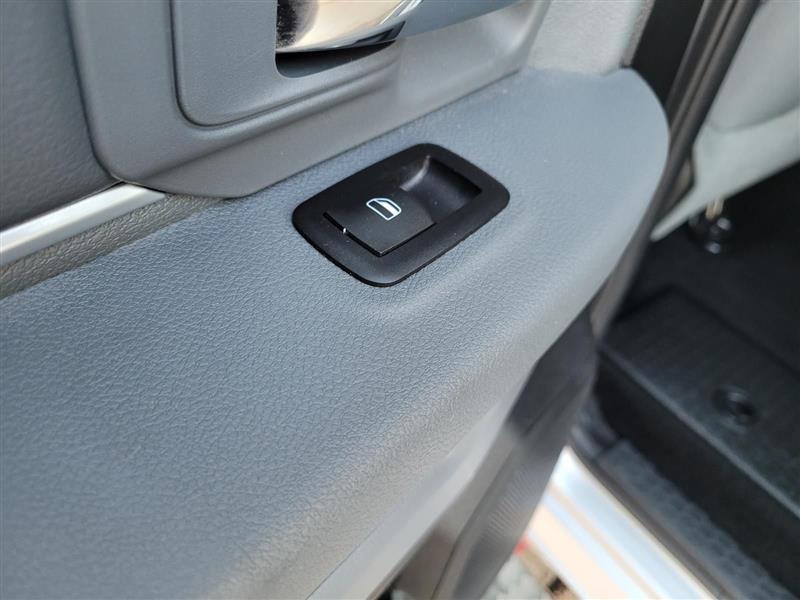 RAM 1500 SLT Crew Cab SWB 4WD 2015