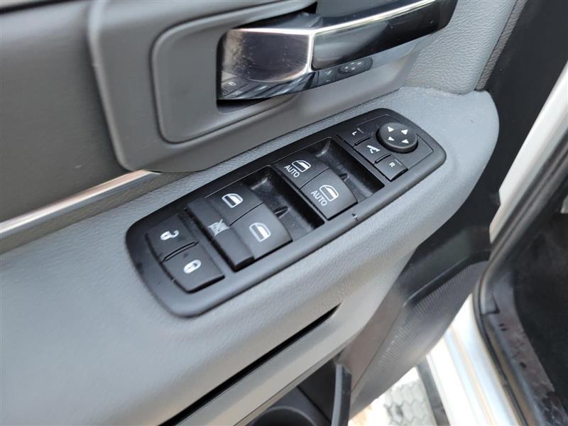 RAM 1500 SLT Crew Cab SWB 4WD 2015