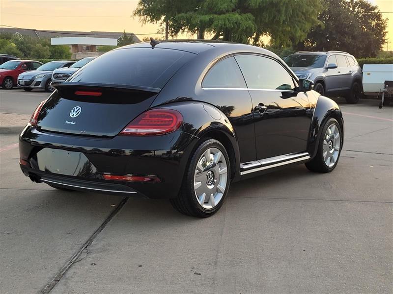Volkswagen Beetle 2.0T SE 2018