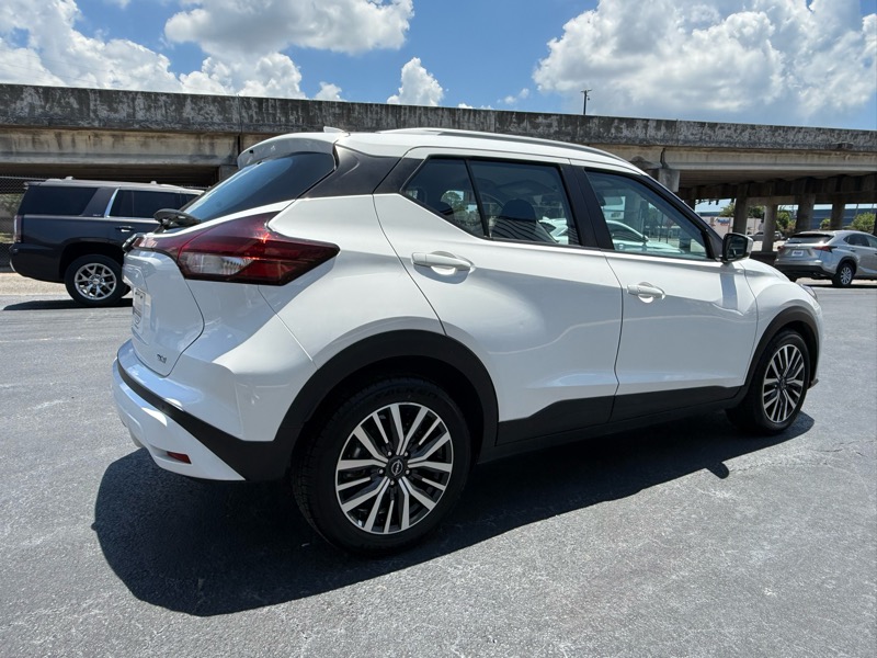 2022 Nissan Kicks SV photo 2