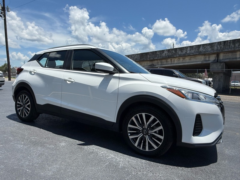 2022 Nissan Kicks SV photo 3