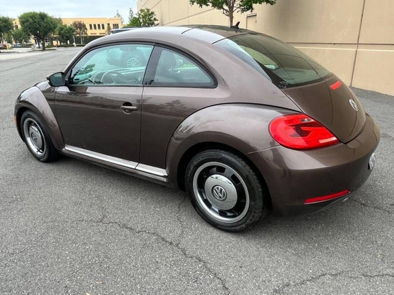 Volkswagen Beetle 2.5L w/Sunroof Sound & Nav 2012 Volkswagen Beetle 2.5L w/Sunroof Sound & Nav 2012