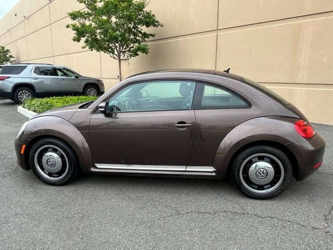 Volkswagen Beetle 2.5L w/Sunroof Sound & Nav 2012 Volkswagen Beetle 2.5L w/Sunroof Sound & Nav 2012