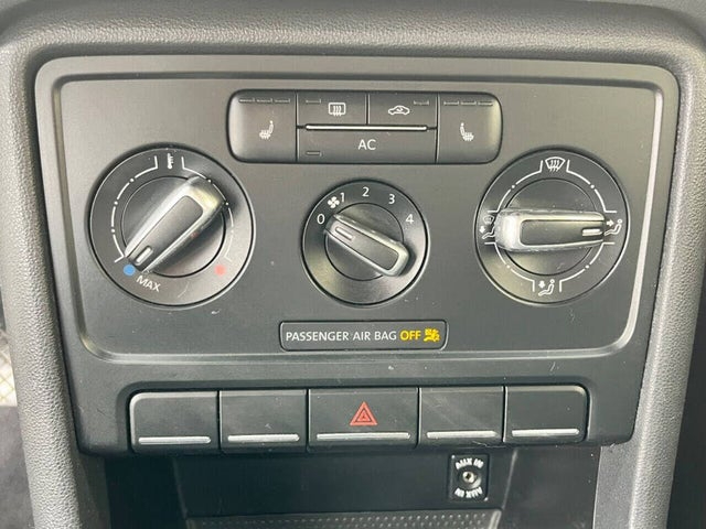 Volkswagen Beetle 2.5L w/Sunroof Sound & Nav 2012 Volkswagen Beetle 2.5L w/Sunroof Sound & Nav 2012