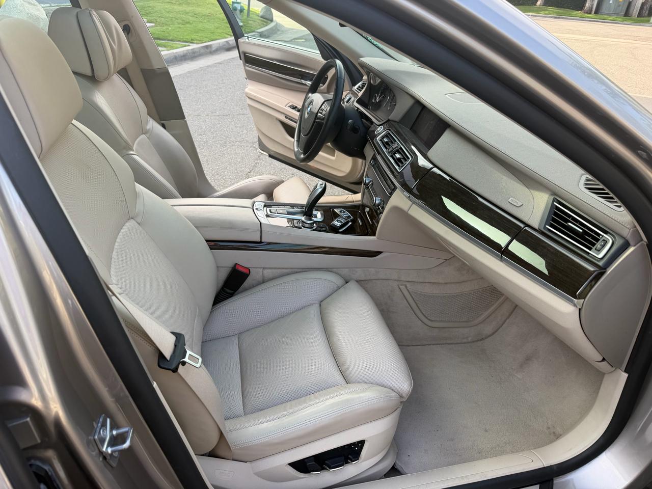 BMW 7-Series 750Li xDrive 2010