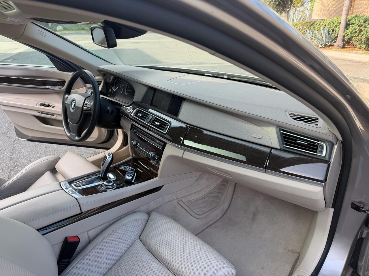 BMW 7-Series 750Li xDrive 2010