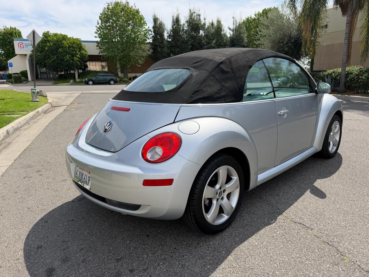 Volkswagen New Beetle 2.5L Convertible 2006
