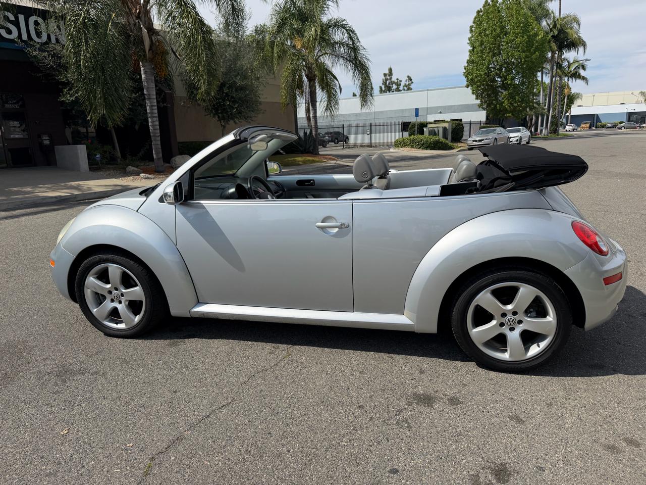 Volkswagen New Beetle 2.5L Convertible 2006