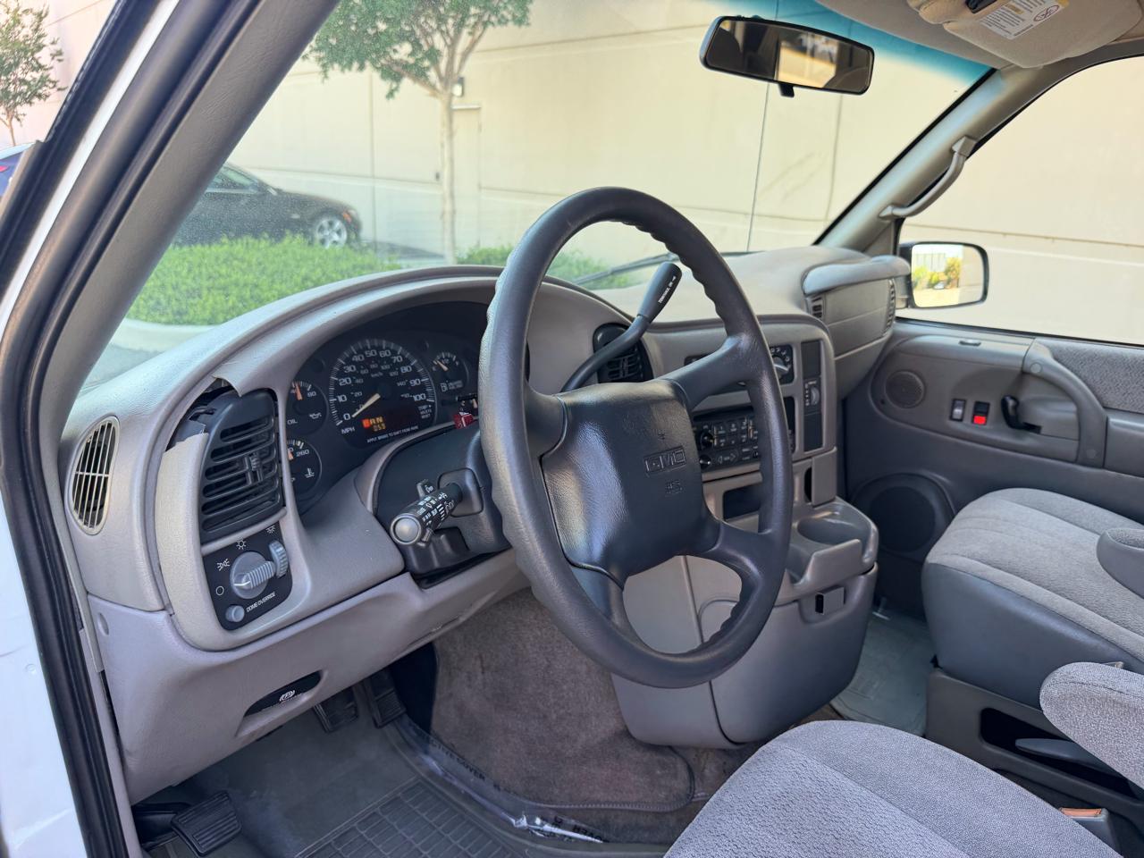 GMC Safari Passenger Van 2002