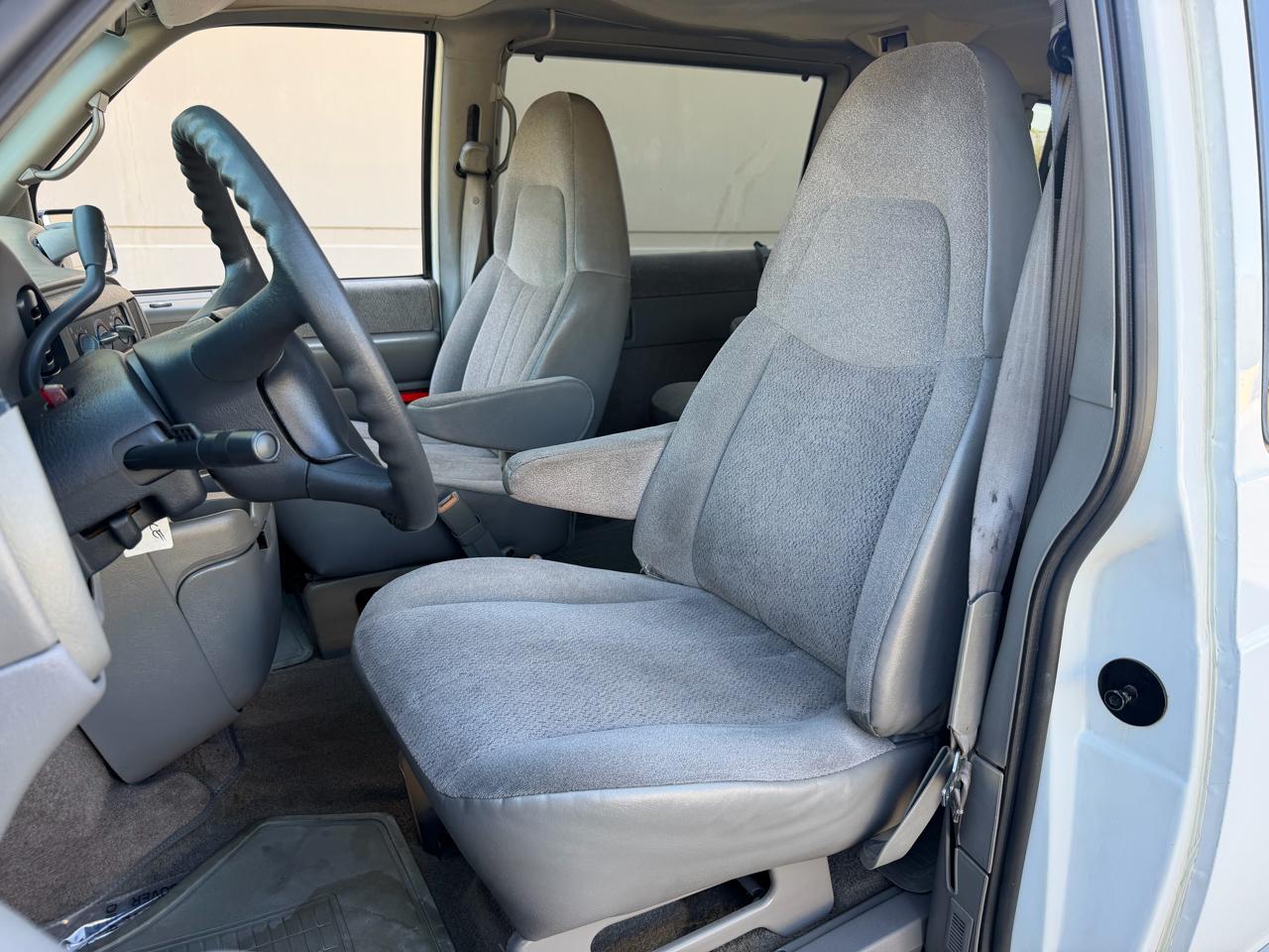 GMC Safari Passenger Van 2002