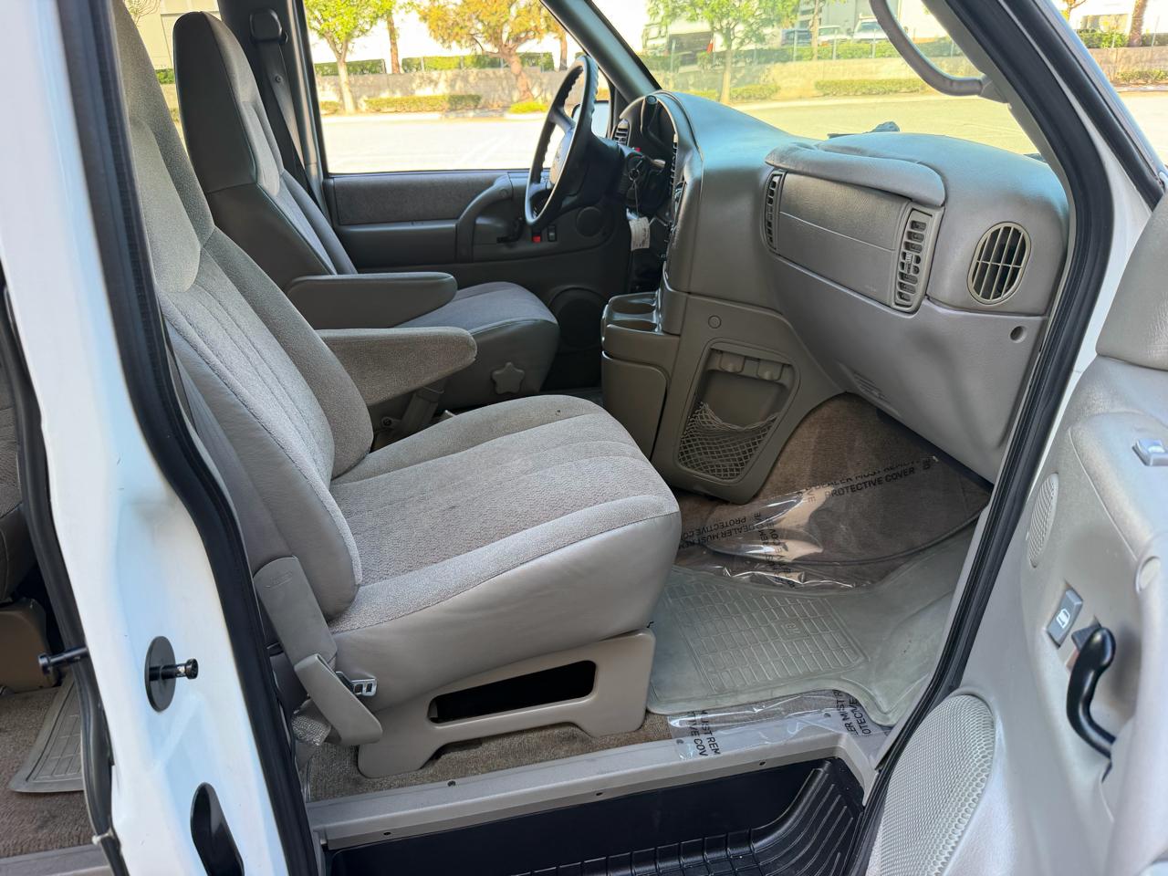 GMC Safari Passenger Van 2002