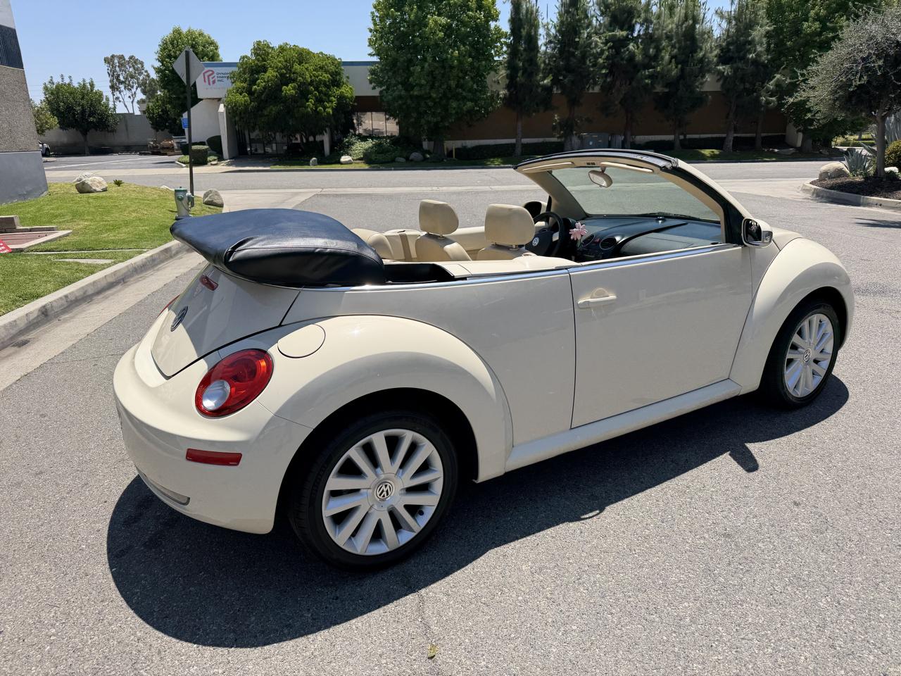 Volkswagen New Beetle 2.5L PZEV Convertible 2010