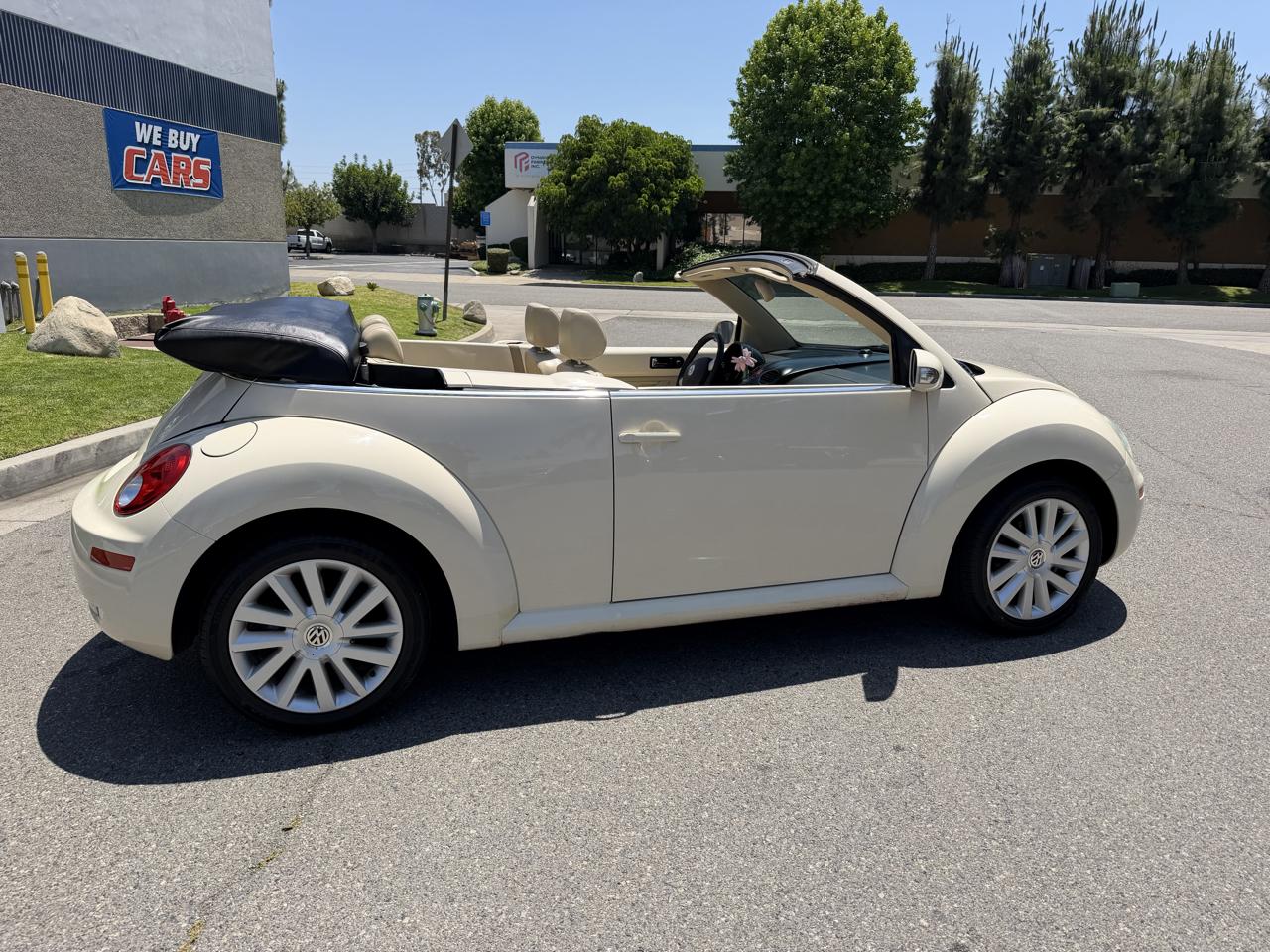 Volkswagen New Beetle 2.5L PZEV Convertible 2010