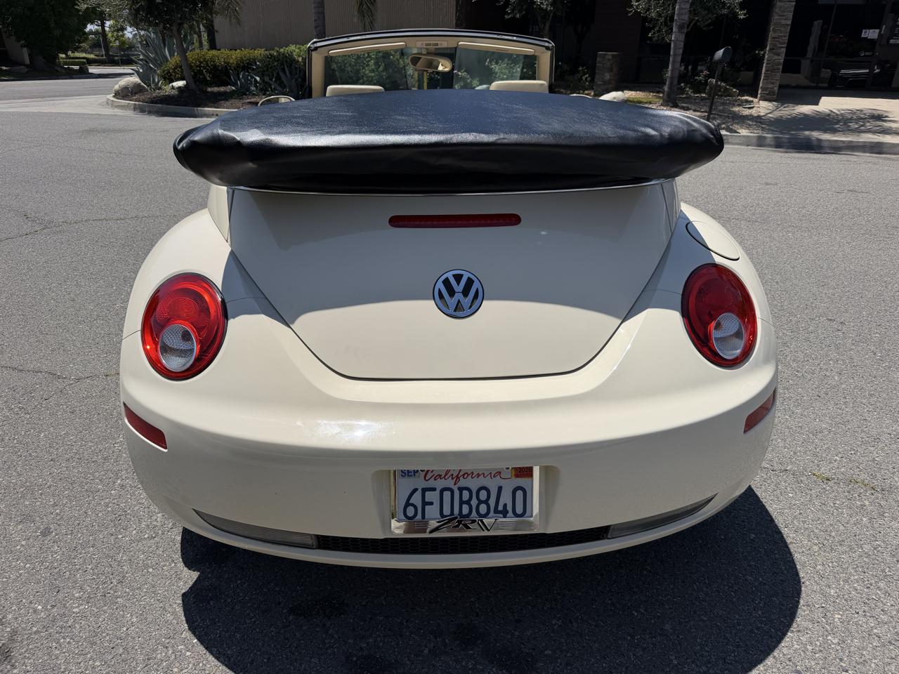Volkswagen New Beetle 2.5L PZEV Convertible 2010