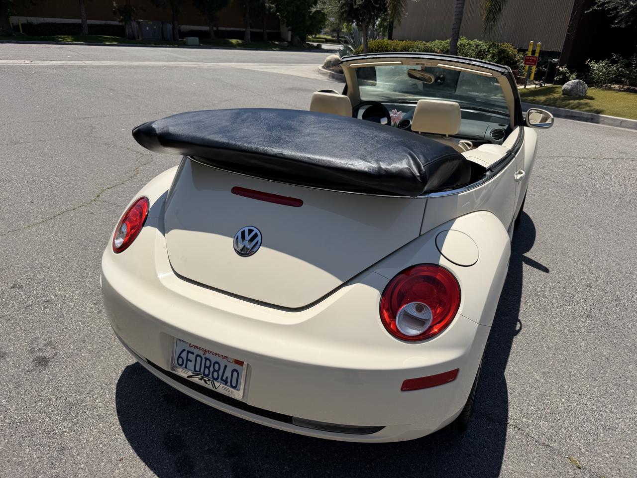 Volkswagen New Beetle 2.5L PZEV Convertible 2010