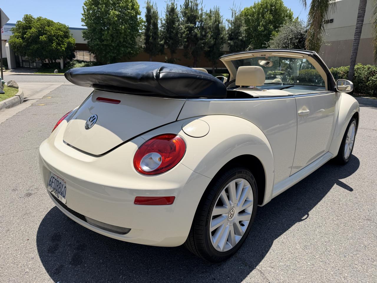 Volkswagen New Beetle 2.5L PZEV Convertible 2010