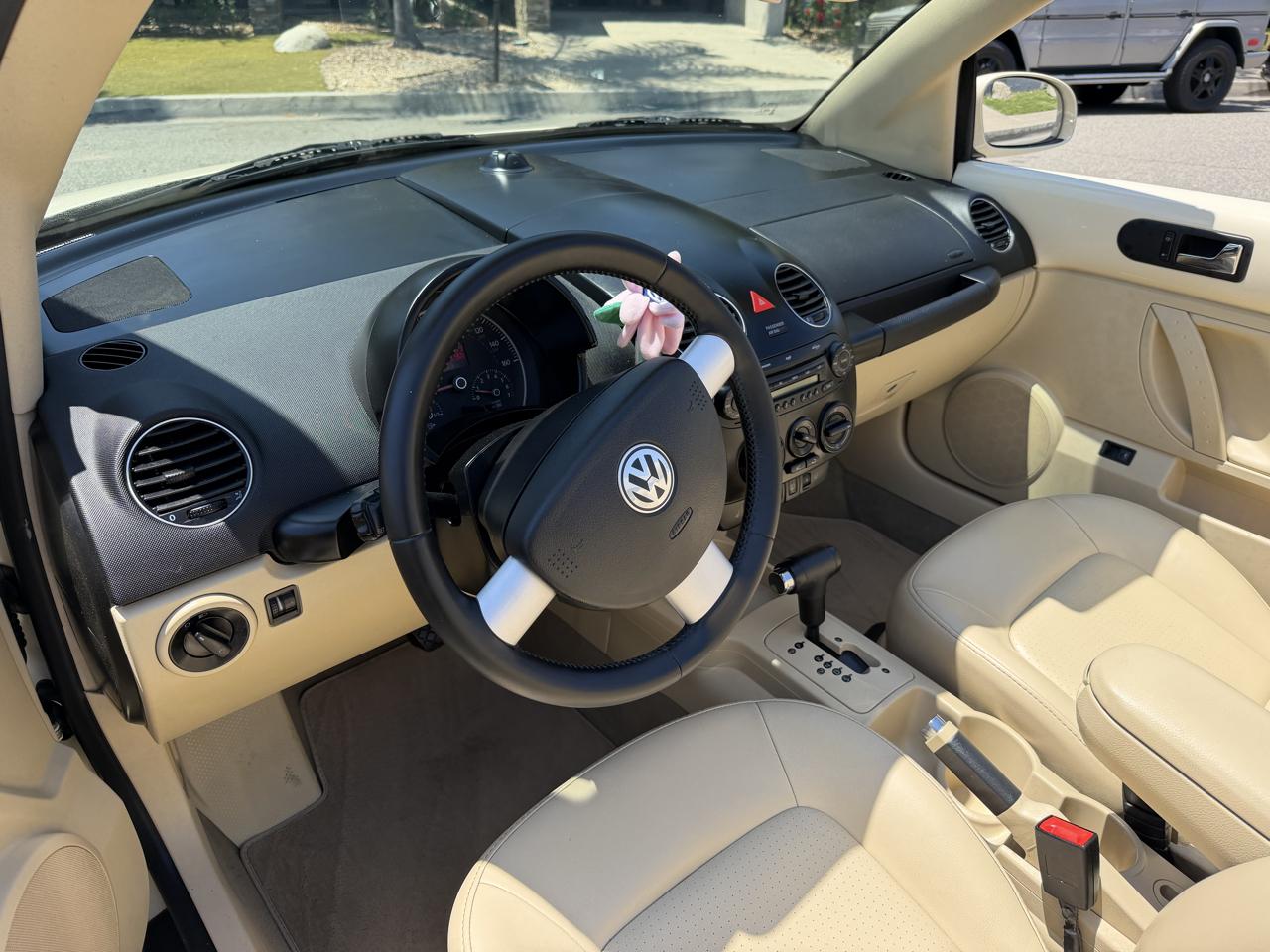 Volkswagen New Beetle 2.5L PZEV Convertible 2010