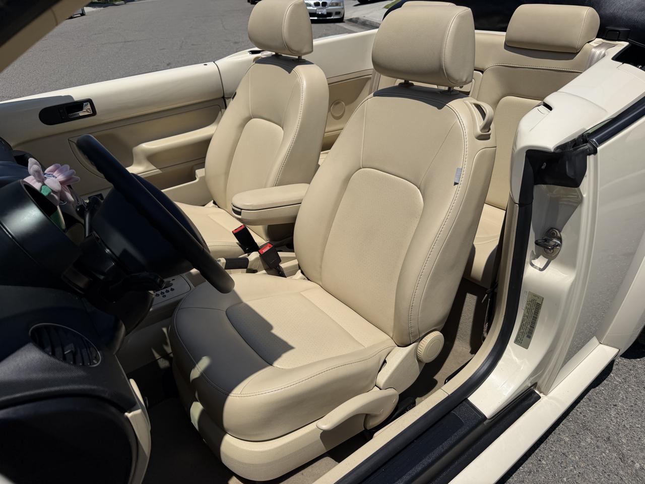 Volkswagen New Beetle 2.5L PZEV Convertible 2010
