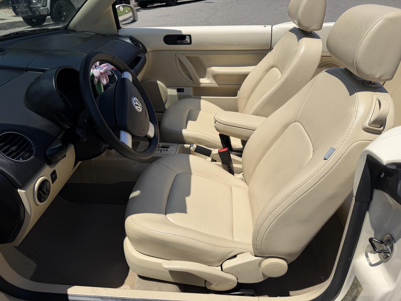 Volkswagen New Beetle 2.5L PZEV Convertible 2010