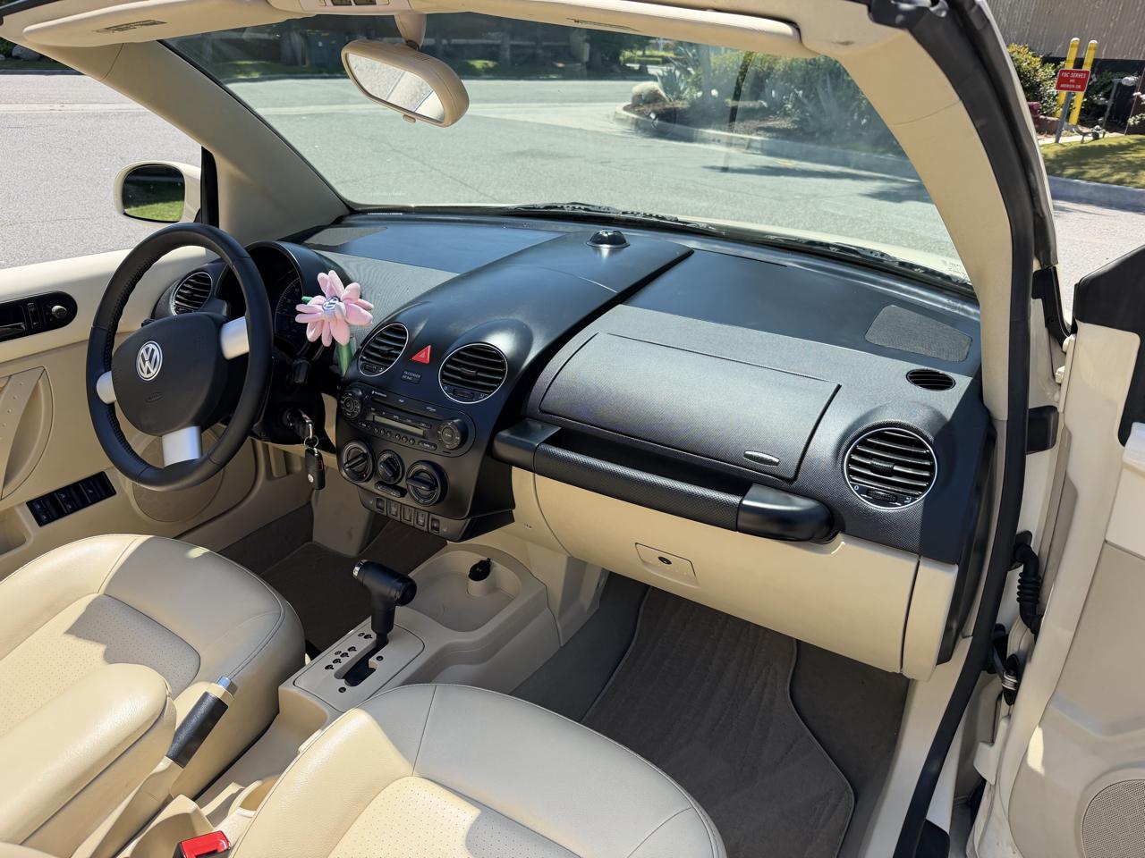 Volkswagen New Beetle 2.5L PZEV Convertible 2010