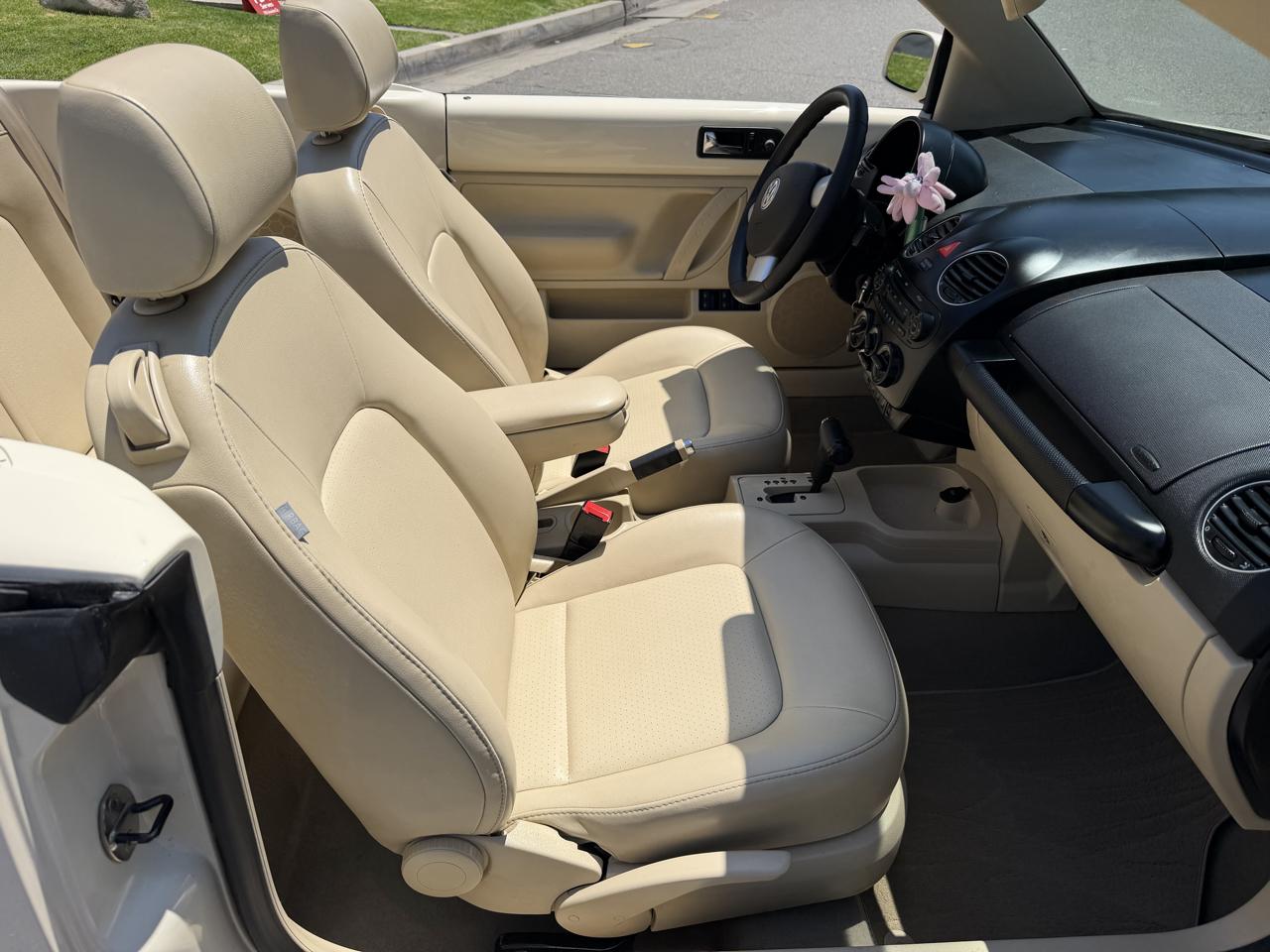 Volkswagen New Beetle 2.5L PZEV Convertible 2010