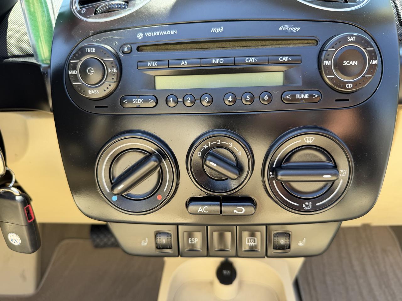 Volkswagen New Beetle 2.5L PZEV Convertible 2010