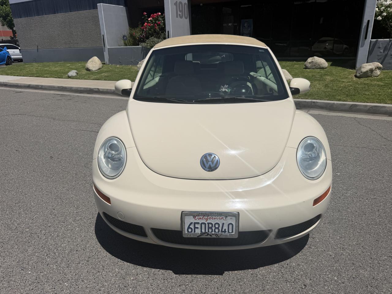 Volkswagen New Beetle 2.5L PZEV Convertible 2010