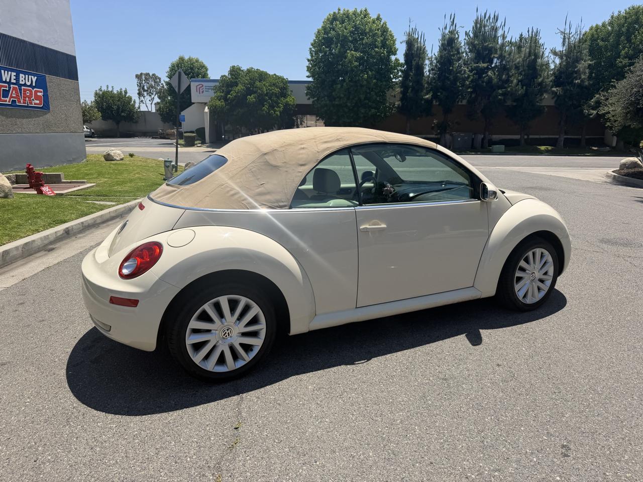 Volkswagen New Beetle 2.5L PZEV Convertible 2010