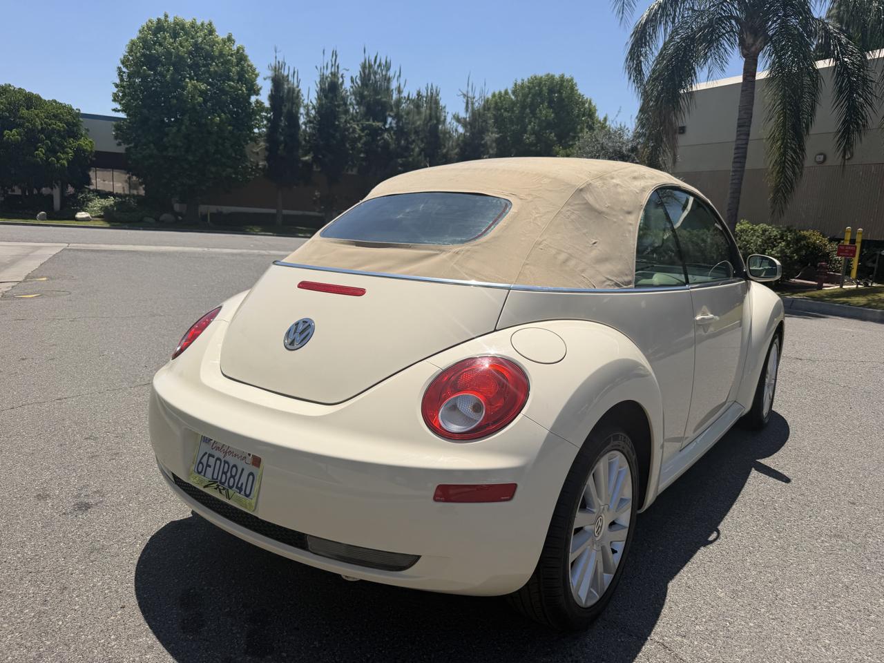 Volkswagen New Beetle 2.5L PZEV Convertible 2010