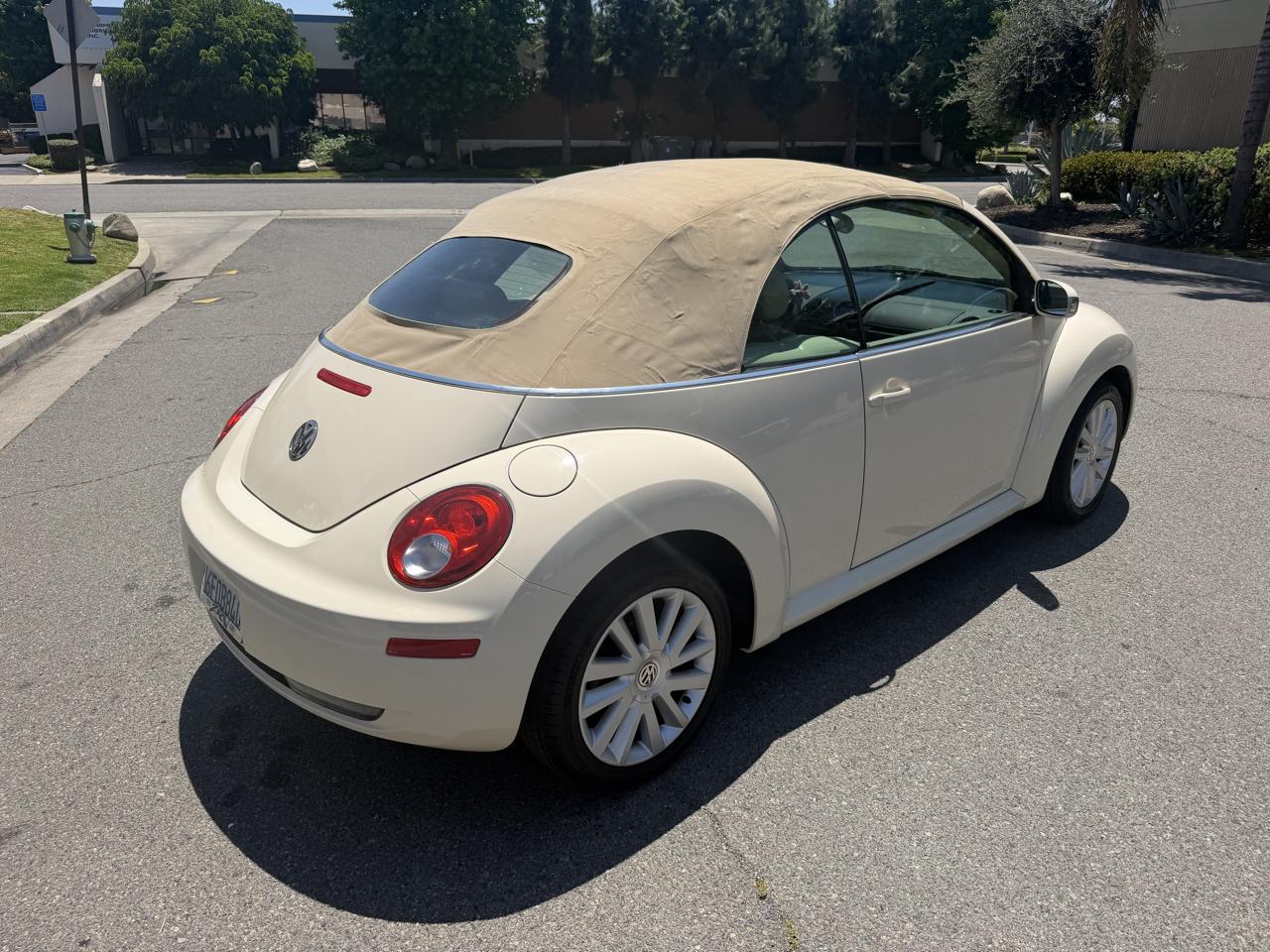 Volkswagen New Beetle 2.5L PZEV Convertible 2010