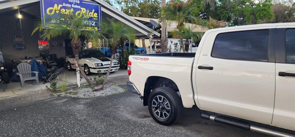 Toyota Tundra 4WD Truck CrewMax 5.7L FFV V8 6-Spd AT SR5 (Natl) 2014