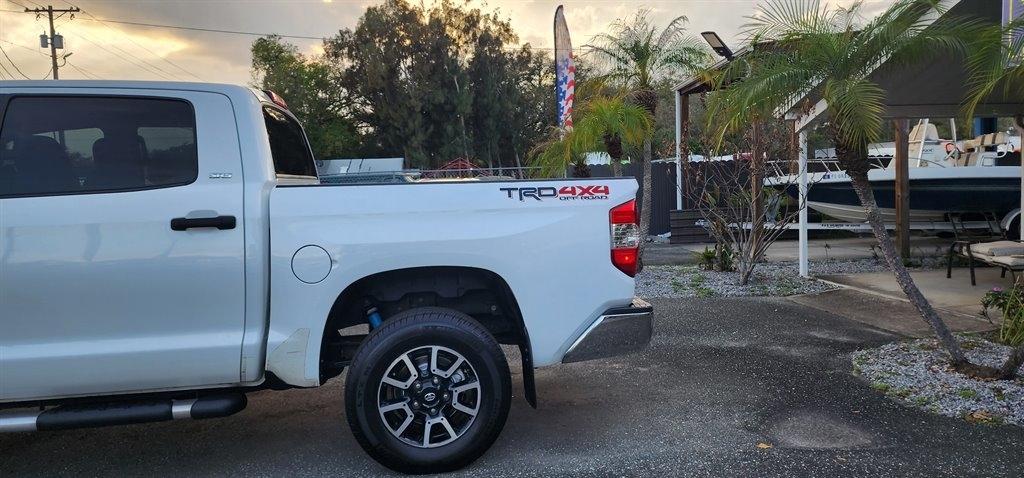 Toyota Tundra 4WD Truck CrewMax 5.7L FFV V8 6-Spd AT SR5 (Natl) 2014