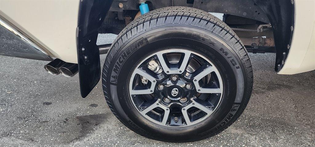 Toyota Tundra 4WD Truck CrewMax 5.7L FFV V8 6-Spd AT SR5 (Natl) 2014