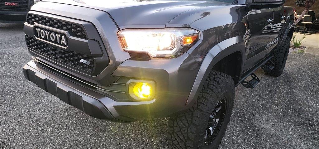 Toyota Tacoma SR5 Double Cab 5' Bed V6 4x4 AT (Natl) 2017