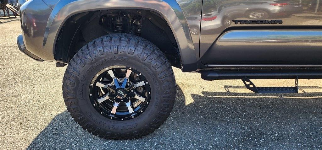 Toyota Tacoma SR5 Double Cab 5' Bed V6 4x4 AT (Natl) 2017