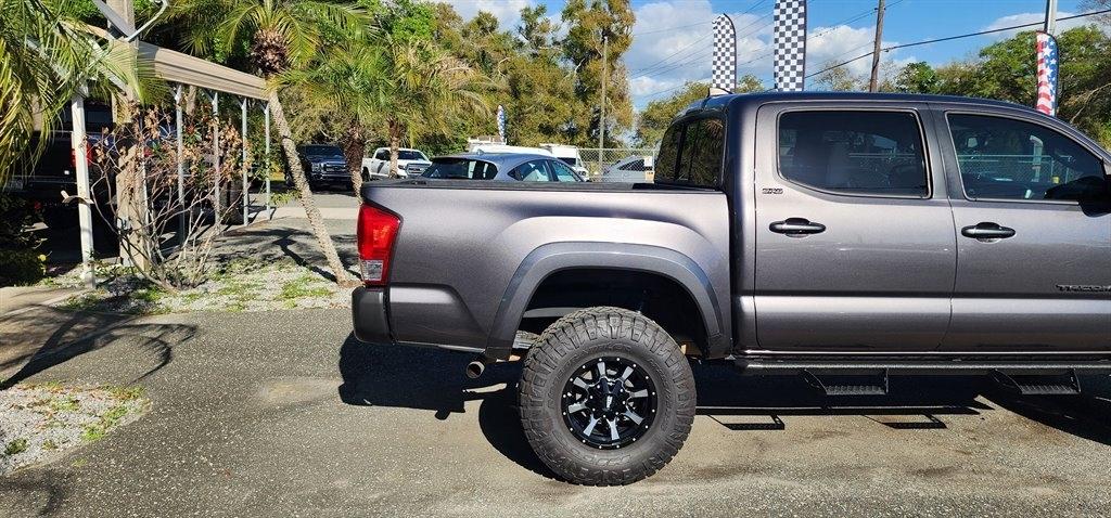 Toyota Tacoma SR5 Double Cab 5' Bed V6 4x4 AT (Natl) 2017